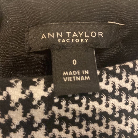 Ann Taylor Factory black and white sleeveless dress in size 0. - Picture 3 of 8